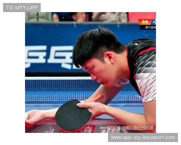 乒乓球选手反手拧拉连续得分，全场鼓掌