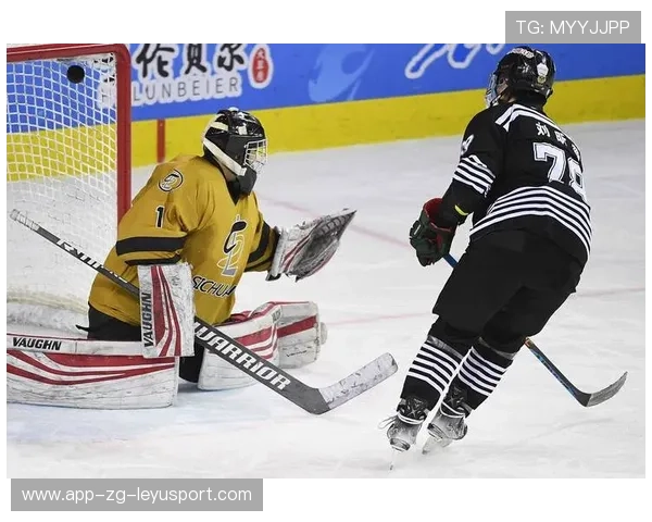 冰球前锋单挑整条防线，强行突破得手
